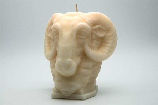 Sternzeichen Widder, Kerze Widder, Skulptur Widder seitlich, Geschenkidee für Widder