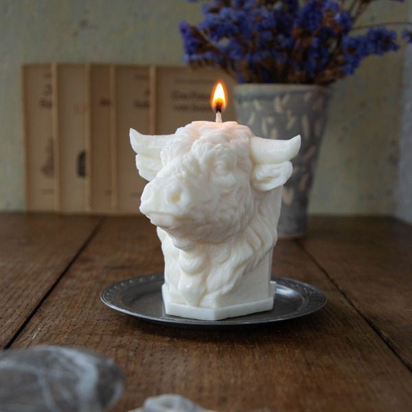 Kerze Stier angezündet, Skulpturkerze Stier, Geschenkkerze Stier brennt, Brennende Formkerze, Sculpties Kerze